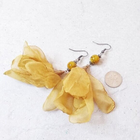 Voluminous! Seductive! Alluring & Sexy! Floral Blossom Buds Lightweight Earrings - Picture 6 of 9